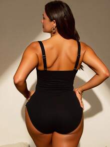 Swim Chiccia 大码女式金属装饰领口连体泳衣，适合度假