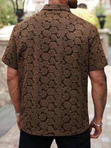 Manfinity Homme 大码男士休闲日常和度假装，主打复古奢华浪漫纯色纹理提花短袖衬衫，咖啡棕色，饰有玫瑰图案。这款衬衫配有纽扣门襟，四季皆宜，清爽舒适，也是送给男朋友或老公的绝佳礼物。男士衬衫 男士 男士衬衫 男士衬衫 - 棕色 - 查看 5