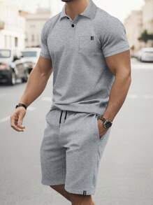 Manfinity Homme Conjunto de camisa polo de manga corta con bolsillo y pantalón corto con cordón y bolsillo lateral para hombre, conjunto casual de 2 piezas para verano