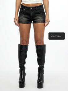 SUMWON WOMEN Pantalones cortos de mezclilla mini estilo vintage de talle bajo, moda de verano para festivales, pantalones cortos desgastados y clásicos de uso callejero para fiestas en la playa - Negro - Ver 1