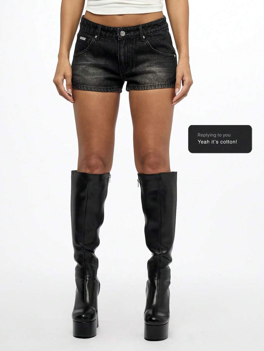 SUMWON WOMEN Pantalones cortos de mezclilla mini estilo vintage de talle bajo, moda de verano para festivales, pantalones cortos desgastados y clásicos de uso callejero para fiestas en la playa - Negro - Ver 1