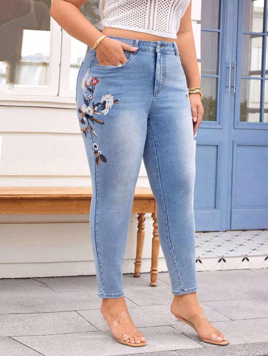 SHEIN Essnce Jeans casuales de talle grande con bordado floral y bolsillos skinny