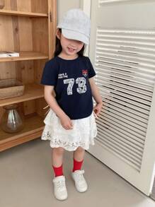 Bộ 2 món cho bé gái, gồm áo thun ngắn tay in họa tiết cổ tròn và chân váy ren thắt nơ, thích hợp mặc mùa hè. - Màu xanh lam - Xem 2