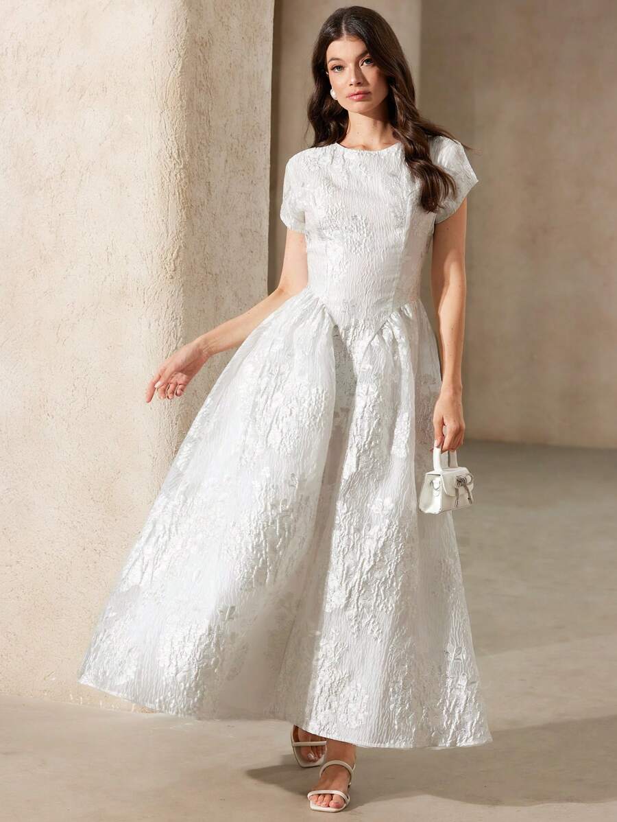 Femmeiva Gaun Full Swing Berkualitas Premium dengan Desain Jacquard Metalik, Leher Bulat, Tanpa Punggung, Lengan Pendek, dan Pinggang Terikat - Putih - View 1
