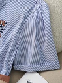 Franclia Conjunto de dos piezas de primavera y verano para mujer, compuesto por una camisa de rayas azules de manga corta con cuello y bordado, y pantalones anchos de pernera ancha en color caqui, ideal para uso casual, diario y versátil, con cinturón decorativo, apto para maestras y otros usos. - Azul - Ver 7