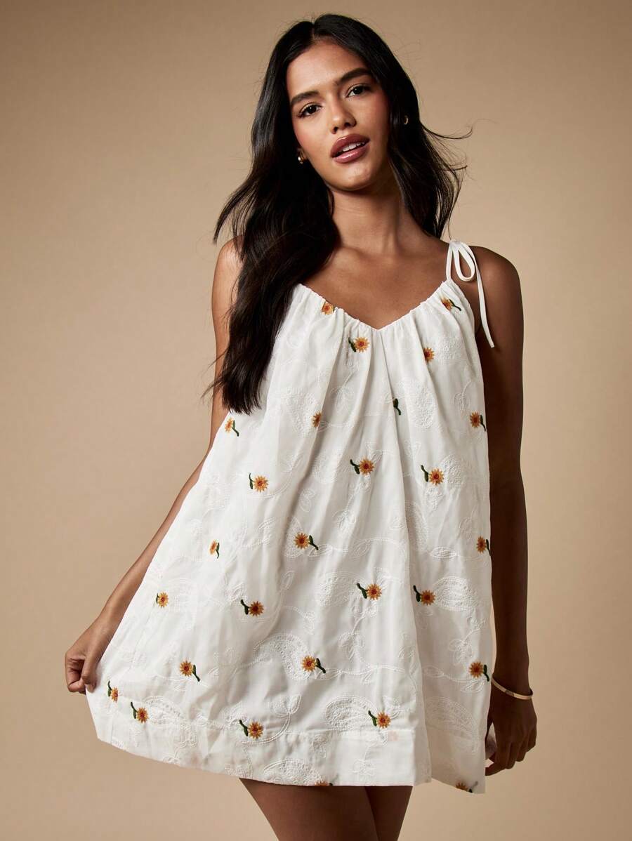 MISSGUIDED Vestido corto de verano tipo bata con escote de lazada, bordado de girasol, estilo línea A, informal, para primavera y uso como cubridor en la playa - Blanco - Ver 1