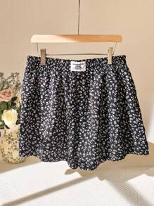SHEIN EZwear Shorts de verano para mujer de talla grande con estampado de letras y flores pequeñas en un diseño casual