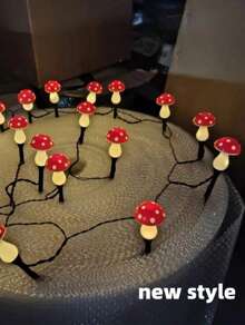 SHEIN 8 pièces/12 pièces Lumières de chaîne alimentées au soleil en forme de champignon rouge, lumière chaude pour l'extérieur, lumières de chemin à LED pour patio, convient pour le jardin, l'herbe, la clôture, les massifs de fleurs, décoration d'ambiance nocturne (nouveau style/ancien style envoi aléatoire)