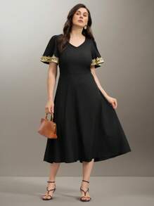 SHEIN Clasi Damen Große Größen A-Linie Midi-Kleid mit V-Ausschnitt und taillierter Taille, Sommermode, Farbblock Vintage Stickerei Bordüre Kurzarmkleid - Schwarz - Übersicht 4