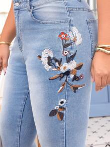 SHEIN Essnce Jeans casuales de talle grande con bordado floral y bolsillos skinny
