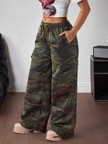 SHEIN EZwear Pantalones vaqueros casuales de mujer con cintura elástica y ajuste holgado, con estampado de camuflaje