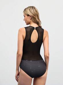 数码印花和水钻装饰女子体操紧身衣