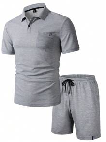 Manfinity Homme Conjunto de camisa polo de manga corta con bolsillo y pantalón corto con cordón y bolsillo lateral para hombre, conjunto casual de 2 piezas para verano