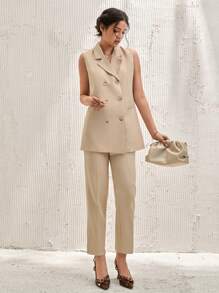CLARA VERO Elegante chaleco sin mangas beige de doble botonadura, con diseño de solapa entallada clásica, cierre frontal con seis botones dorados, líneas limpias con ajuste entallado, silueta profesional con atractivo moderno, bolsillos delanteros al nivel de la cadera, longitud por debajo de la cadera para una proporción contemporánea, perfecto para uso profesional o casual elegante
