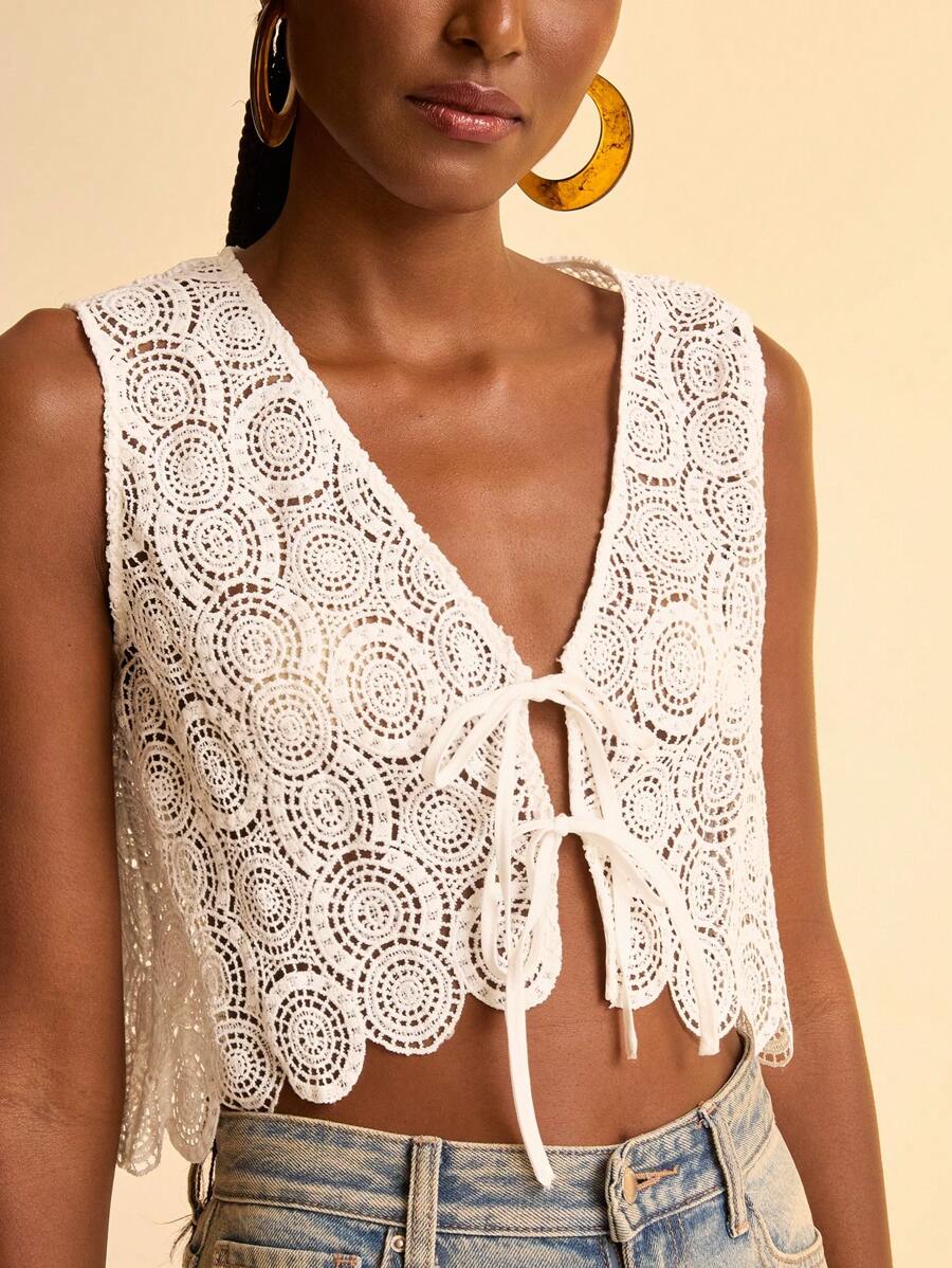 CAJUNI 女式波西米亚风热带白色刺绣不对称下摆休闲度假海滩短款上衣，春夏 - 白色 - 查看 1