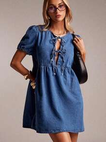 SHEIN Forever 21 夏季女士浪漫/舞会/正式/生日/90 年代服装/商务休闲女士/优雅/西部装/外出/时尚/休闲/Y2K 服装/俱乐部/办公室/鸡尾酒会/复古/紧身/狂欢服装节日/有趣/优雅/老钱/街头服饰/度假服装/乡村音乐会服装/工作服/端庄/春假/单身女郎服装/音乐会/坏人/基本款/毕业/ A 字/女牛仔服装/蓝色水洗/短袖/蝴蝶结/牛仔迷你连衣裙 - 藍色 - 查看 4