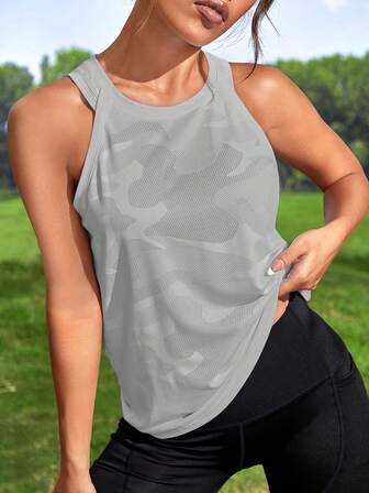 Top tank deportivo con estampado de camuflaje