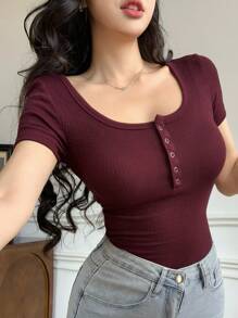 DAZY Camiseta de manga corta de ajuste ceñido casual con escote de pico y media cremallera, de tela texturizada para mujer