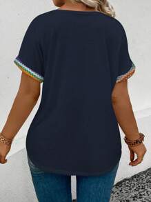 SHEIN Camiseta de estilo vintage de talla grande con cuello en V, manga corta, estampado gráfico colorido y dobladillo y puños de retazos