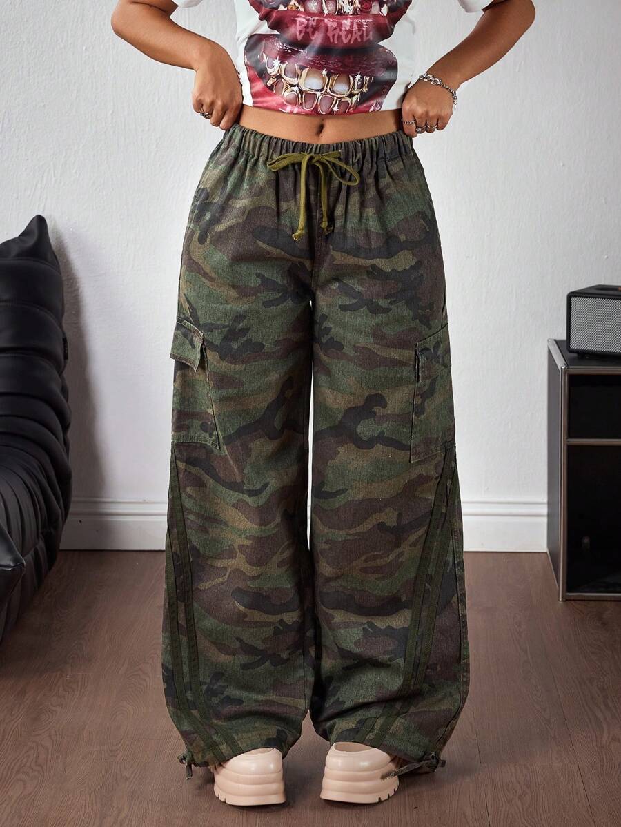 SHEIN EZwear Pantalones vaqueros casuales de mujer con cintura elástica y ajuste holgado, con estampado de camuflaje