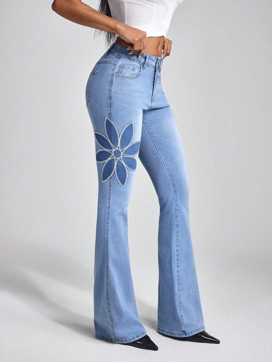 Jeanoix Jeans acampanados lavados con aplicaciones y bordados a la moda