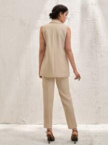 CLARA VERO Elegante chaleco sin mangas beige de doble botonadura, con diseño de solapa entallada clásica, cierre frontal con seis botones dorados, líneas limpias con ajuste entallado, silueta profesional con atractivo moderno, bolsillos delanteros al nivel de la cadera, longitud por debajo de la cadera para una proporción contemporánea, perfecto para uso profesional o casual elegante