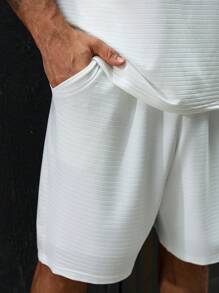 Manfinity Homme Set de 2 piezas Camiseta de manga corta de cuello redondo blanca con ajuste holgado y pantalones cortos con cordón elástico para hombres de talla grande