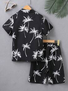 SHEIN Camisa Y Pantalones Cortos Con Estampado De Árbol De Coco Para Preadolescentes Sin Camiseta Interior