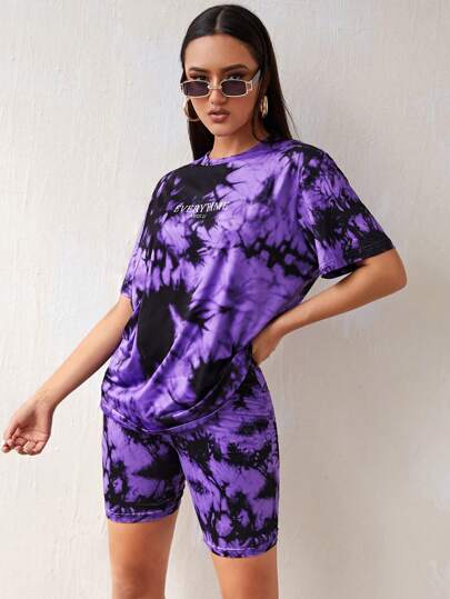 Set maglietta tie dye con grafica di lettere e shorts da motociclista