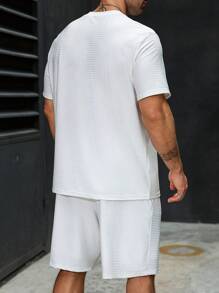 Manfinity Homme Set de 2 piezas Camiseta de manga corta de cuello redondo blanca con ajuste holgado y pantalones cortos con cordón elástico para hombres de talla grande