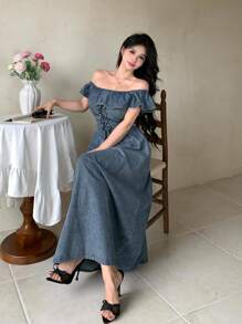 DAZY 女式复古毛边碎花修腰单肩荷叶边下摆牛仔夏装，露肩上衣 - 中等水洗藍 - 查看 4