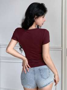 DAZY Camiseta de manga corta de ajuste ceñido casual con escote de pico y media cremallera, de tela texturizada para mujer
