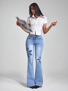 Jeanoix Jeans acampanados lavados con aplicaciones y bordados a la moda