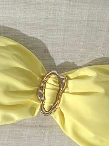 Swim Mod Atasan Bikini Tanpa Tali Warna Polos dengan Hiasan Logam Seksi dan Pita untuk Liburan Pantai Musim Panas - Kuning - View 4