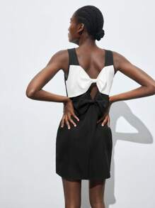 Maija 女士黑白对比蝴蝶结装饰黑白连衣裙，百搭夏季/四季优雅休闲都市时尚设计，舒适合身的V字后背蝴蝶结点缀黑白拼布A字连衣裙，优雅的女士服装，适合音乐会的可爱装扮，商务休闲办公装，低调的老钱风格，高端时尚都市通勤，编辑的最爱，城市社交/度假聚会派对礼服，迷人的毕业季短裙商务休闲女装，办公装，低调的老钱风格，毫不费力，高端都市通勤，与杂志主编同款风格，都市社交度假派对装，迷人，低调的基本款风格，百搭而不挑剔的服装，街头时尚服装，服装，咖啡店，休闲装