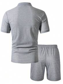 Manfinity Homme Conjunto de camisa polo de manga corta con bolsillo y pantalón corto con cordón y bolsillo lateral para hombre, conjunto casual de 2 piezas para verano