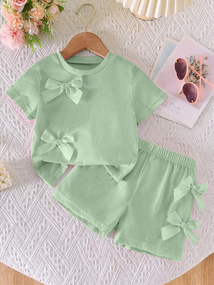 SHEIN Elladie kids 2 件套女孩休闲 T 恤,带 3D 蝴蝶结装饰和松紧腰短裤套装,甜美日常穿着 - 綠色 - 查看 1