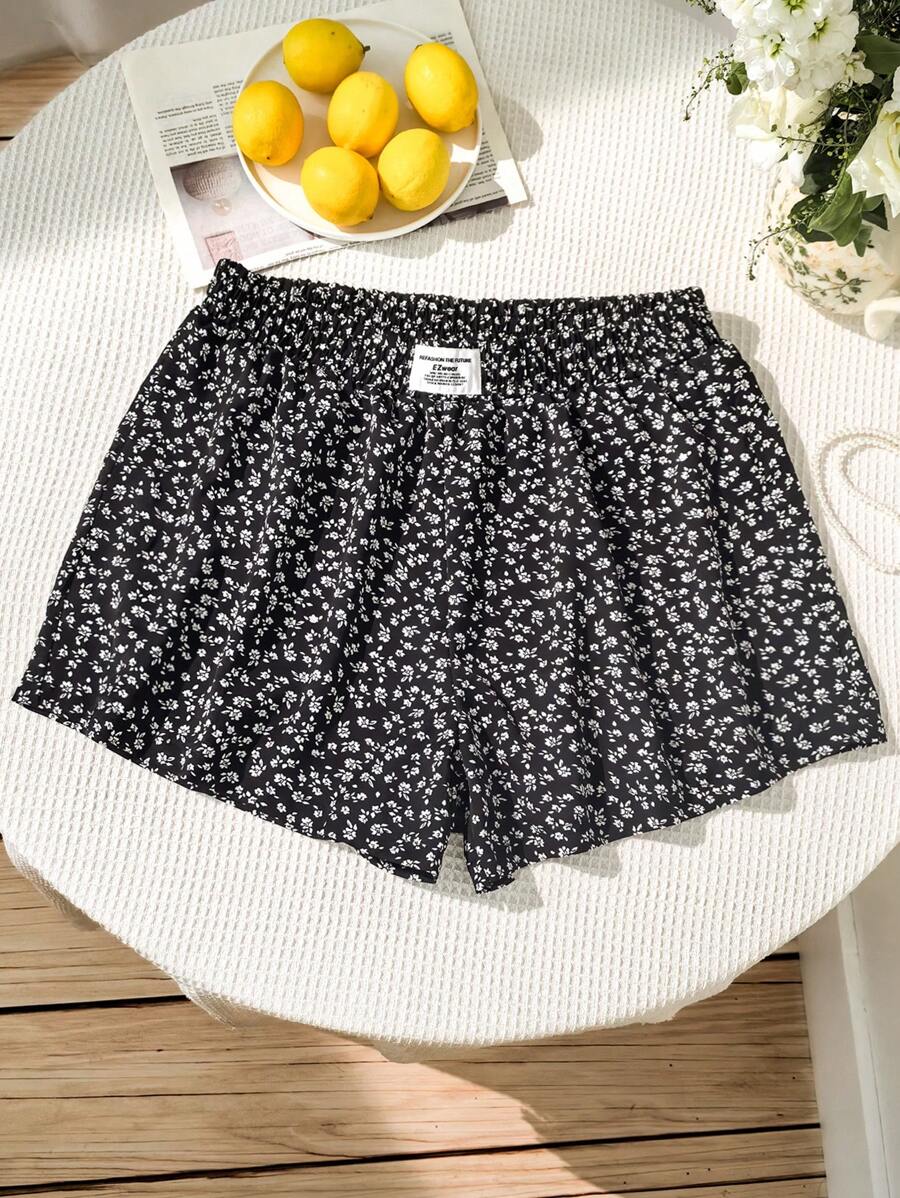 SHEIN EZwear Shorts de verano para mujer de talla grande con estampado de letras y flores pequeñas en un diseño casual