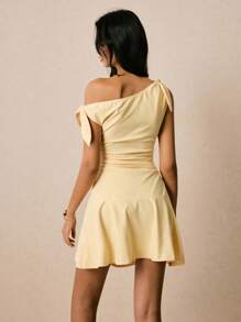 Poéselle 奶油黄连衣裙，露肩设计，饰有打结细节，简约时尚，俏皮可爱，女士纯色褶皱不对称领迷你连衣裙，夏季，适合外出、日常、度假、约会、通勤等各种场合。 - 杏色 - 查看 6