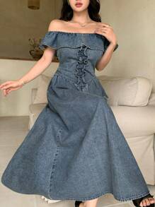 DAZY 女式复古毛边碎花修腰单肩荷叶边下摆牛仔夏装，露肩上衣 - 中等水洗藍 - 查看 9