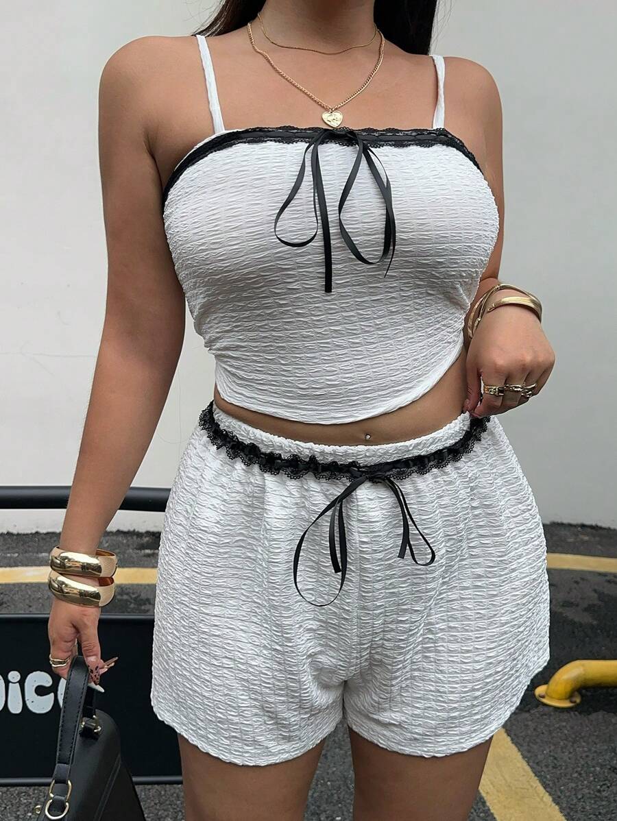Flirla Ensemble 2 pièces pour femmes grandes tailles, confortable et décontracté avec dentelle et nœud papillon. Tenue d'été pour femmes - Blanc - Voir 1