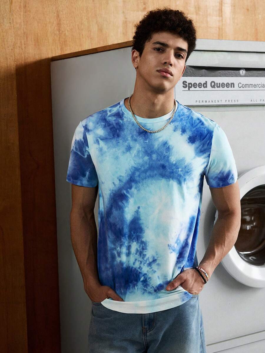 Manfinity VCAY Camisetas para hombre con cuello redondo con mangas cortas y hombros caídos, estampado gráfico de verano urbano, de poliéster teñido con técnica de atado - Azul y blanco - Ver 1