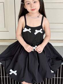 SHEIN Vestido casual de niña con decoración de mariposa, lazo y volantes en el bajo, sin mangas - Blanco y Negro - Ver 7