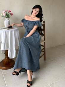 DAZY 女式复古毛边碎花修腰单肩荷叶边下摆牛仔夏装，露肩上衣 - 中等水洗藍 - 查看 1