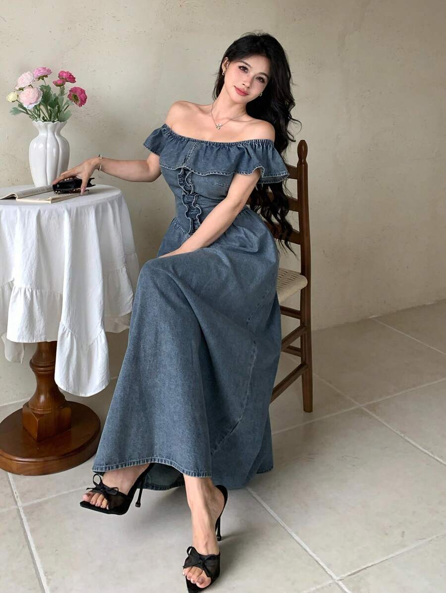 DAZY 女式复古毛边碎花修腰单肩荷叶边下摆牛仔夏装，露肩上衣 - 中等水洗藍 - 查看 1