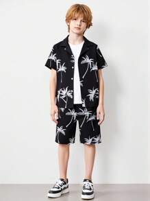 SHEIN Camisa Y Pantalones Cortos Con Estampado De Árbol De Coco Para Preadolescentes Sin Camiseta Interior