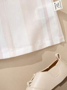 SHEIN 幼儿男童休闲米色条纹短袖 T 恤，适合日常穿着，春夏季