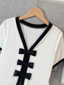 SHEIN Clasi Camiseta casual de mujer de manga corta con cuello en V, bloque de color y detalle de lazo