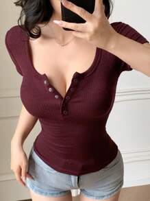 DAZY Camiseta de manga corta de ajuste ceñido casual con escote de pico y media cremallera, de tela texturizada para mujer