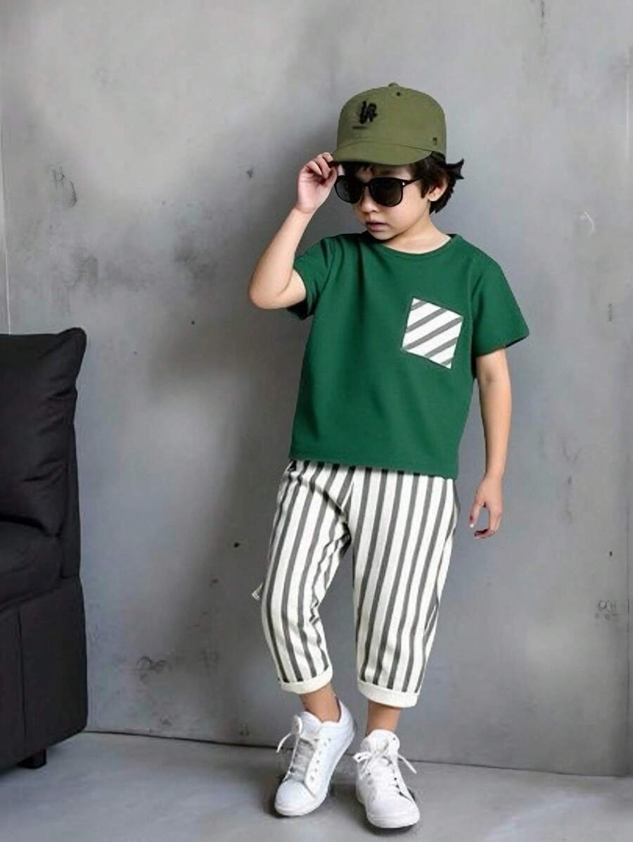 SHEIN Young Boy 简约校园风格 T 恤和条纹裤套装，适合度假、旅行、放松、日光浴、夏季 - 墨綠色 - 查看 1